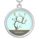 Árbol con el colgante de plata de las flores de lo