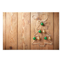 Árbol de navidad con las bolas en fondo de madera fotografias