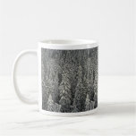 Árboles de pino nevados taza de café