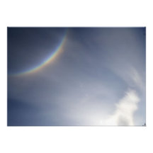 Arco iris en la invitación oscura del cielo
