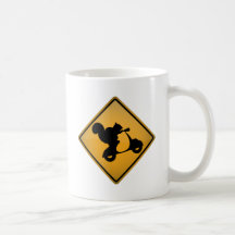 Ardilla en la vespa taza de café