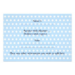 Ardilla gris en modelo de lunar azul comunicados