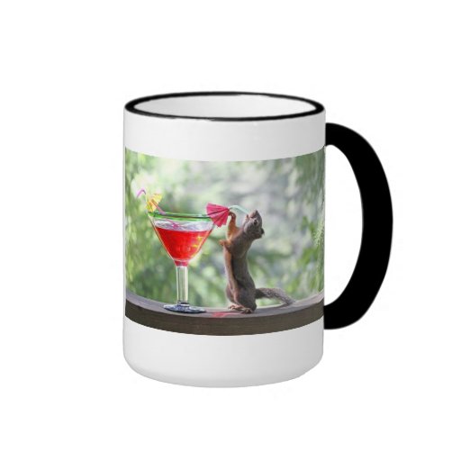 Ardilla que bebe un cóctel taza de café