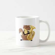 Ardilla que juega la tuba taza de café