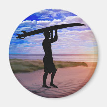 Arena y nubes de la persona que practica surf de l imán para frigorifico