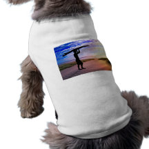 Arena y nubes de la persona que practica surf de l camisas de mascota