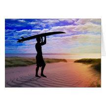 Arena y nubes de la persona que practica surf de l felicitaciones