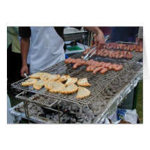Asado a la parilla del carbón de leña de la barbac felicitaciones