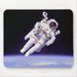 Astronauta Bruce McCandless en un spacewalk Tapetes De Ratones