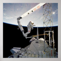 Astronauta que trabaja a bordo del transbordador e impresiones