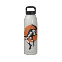 Atleta del atletismo que salta salto de altura botella de beber