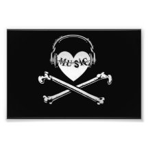 Auriculares cráneo y bandera pirata de la música d fotos