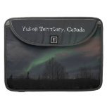 Aurora boreal en bosque boreal; Recuerdo del Yukón Funda Para Macbook Pro