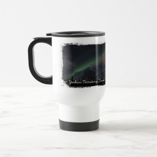 Aurora boreal en bosque boreal; Recuerdo del Yukón Tazas De Café