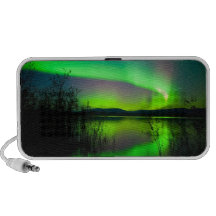 Aurora boreal reflejada en el lago iPhone altavoz