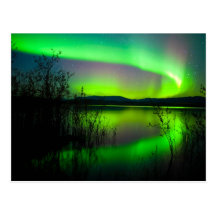 Aurora boreal reflejada en el lago tarjetas postales