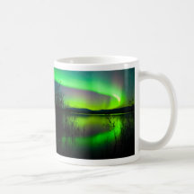 Aurora boreal reflejada en el lago taza
