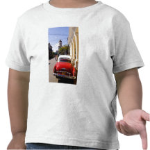 Auto americano clásico viejo en Guanabacoa una ciu Camisetas