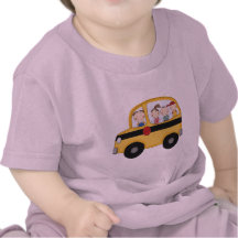 Autobús escolar con las camisetas y los regalos de