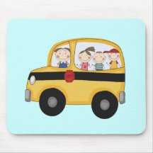 Autobús escolar con las camisetas y los regalos de tapetes de ratones