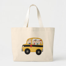 Autobús escolar con las camisetas y los regalos de bolsas de mano