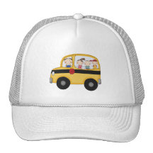 Autobús escolar con las camisetas y los regalos de gorros  