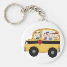 Autobús escolar con las camisetas y los regalos de llaveros personalizados