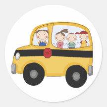 Autobús escolar con las camisetas y los regalos de etiquetas  
