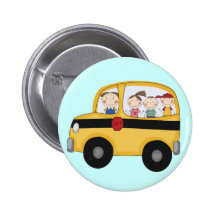 Autobús escolar con las camisetas y los regalos de pins