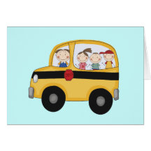 Autobús escolar con las camisetas y los regalos de tarjetón
