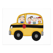 Autobús escolar con las camisetas y los regalos de postal