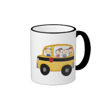 Autobús escolar con las camisetas y los regalos de tazas