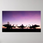Aviones del avispón de F/A 18 en la puesta del sol Poster