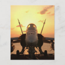 Avispón F-18 en el mar a bordo portaaviones de los Tarjetas Informativas