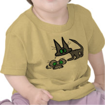 Ayuda linda de dos gatos hacia fuera camisetas