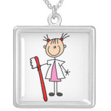 Ayudante de dentista con el cepillo de dientes collares personalizados