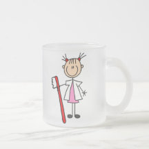 Ayudante de dentista con el cepillo de dientes taza
