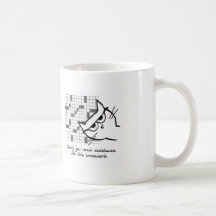 Ayudas enojadas del gato con el crucigrama taza