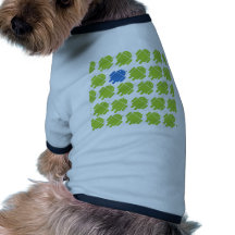 Azul androide que vuela camisa de perrito
