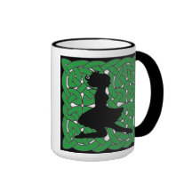 Bailarín irlandés en nudo céltico verde tazas de café