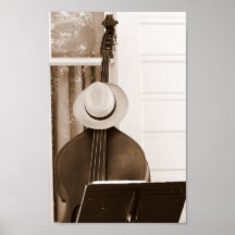 Bajo y gorra que esperan al músico posters