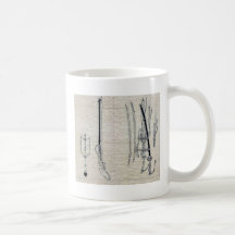 Ballesta con el proyectil y las espadas con las fu taza de café