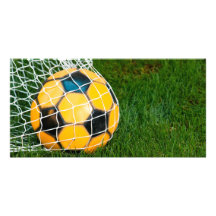 Balón de fútbol amarillo y negro en red tarjeta fotografica  