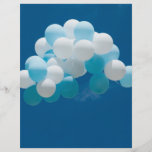 Balones de aire que vuelan en el cielo azul tarjetones