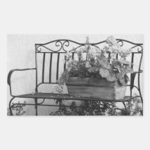 Banco del hierro con las flores en blanco y negro etiqueta