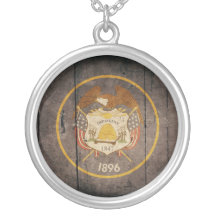 Bandera de madera rugosa de Utah Collares