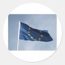 Bandera Europa sobre el cielo azul Etiqueta