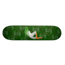 Bandera irlandesa de la silueta del chica tablas de patinar