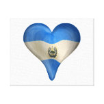 Bandera salvadoreña en un corazón lienzo envuelto para galerias