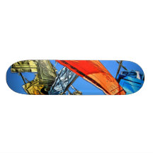 Banderas asiáticas contra la pintura del cielo patín